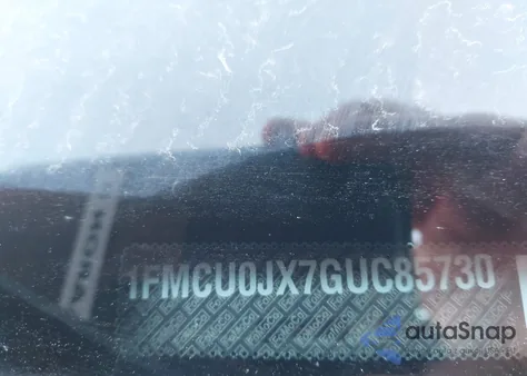 2016 Ford Escape Titanium z USA, uszkodzony, nr VIN 1FMCU0JX7GUC85730